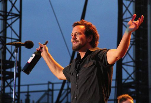 Eddie Vedder, stasera sul palco di piazza Colbert a Barolo (foto Fb Collisioni)