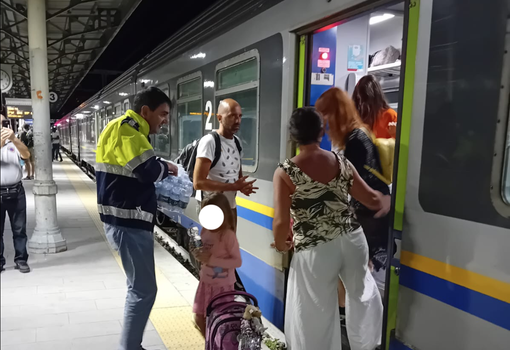 Ritorno dal mare da incubo per migliaia di passeggeri bloccati: distribuite oltre duemila bottiglie dai volontari nelle stazioni [FOTO]