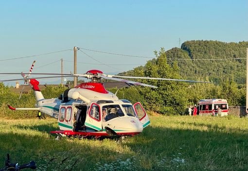 L'elisoccorso atterrato al campo sportivo per l'incidente di viale Sarrea a Dronero