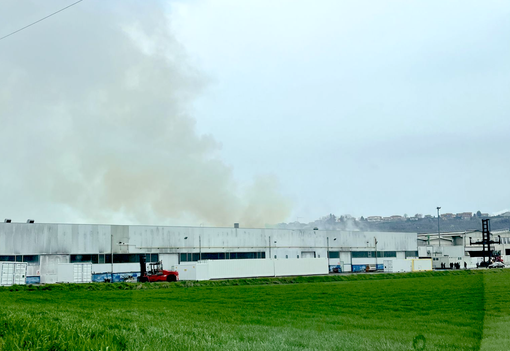 Incendio alla Sicom di Cherasco: vigili del fuoco in azione