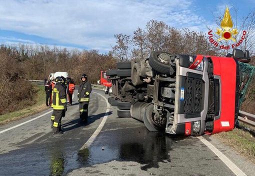Centallo, scontro sulla SP3: coinvolti due mezzi pesanti caricati a vetro e Gpl