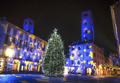 Le luci di Natale installate lo scorso anno in piazza Duomo