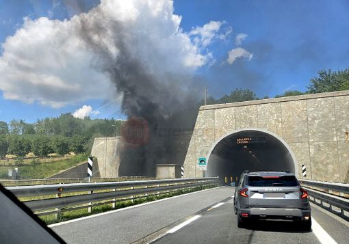 Un mezzo pesante in fiamme all’interno di una galleria dell’autostrada Torino-Savona [FOTO]