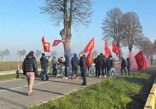 L'ultimo presidio a dei lavoratori dell stabilimento di Racconigi ex Ilva L'ultimo presidio a dei lavoratori dell stabilimento di Racconigi ex Ilva