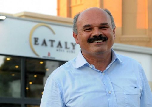 Oscar Farinetti compirà 68 anni domani, 24 settembre. Ex patron di Unieuro, nel 2003 fondò Eataly col primo punto vendita al Lingotto di Torino
