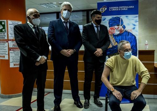 Un anno di vaccini in Granda, il primario Del Bono: "Non dimentichiamo i drammatici numeri di allora"