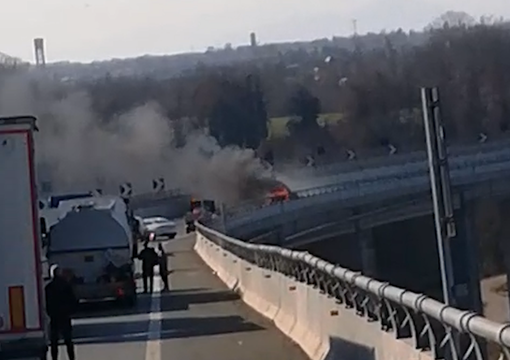 Auto prende fuoco sulla Torino-Savona nei pressi di Mondovì, traffico temporaneamente sospeso