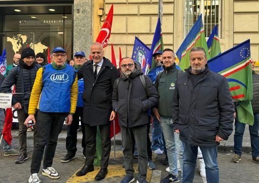 Il senatore Giorgio Maria Bergesio alla manifestazione dei lavoratori Diageo Il senatore Giorgio Maria Bergesio alla manifestazione dei lavoratori Diageo