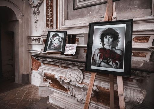 La mostra fotografica itinerante contro la violenza sulle donne arriva ad Alba