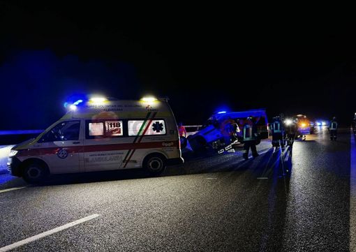 Tamponamento sull’A6 tra Fossano e Carrù: auto cappottata, un ferito lieve