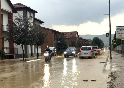 Corso Cortemilia invaso dall'acqua nel pomeriggio di ieri, domenica 14 luglio Corso Cortemilia invaso dall'acqua nel pomeriggio di ieri, domenica 14 luglio