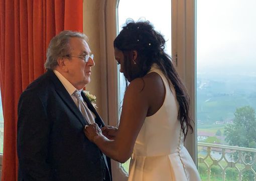 Vincenzo Toppino, insieme alla consorte Dodo, al pranzo che la coppia ha organizzato presso il Ristorante Bovio a La Morra dopo la cerimonia di stamattina in municipio a Castellinaldo