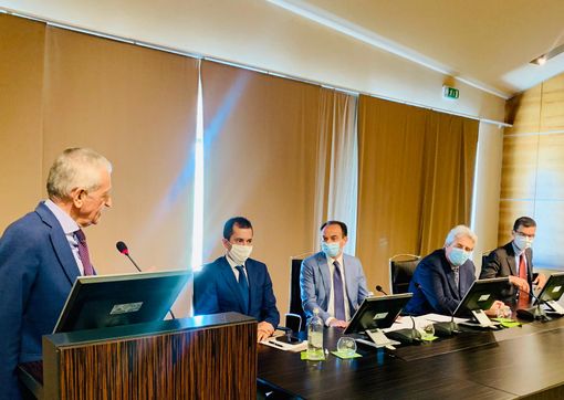 Un'immagine del giugno scorso: il presidente della concessionaria Giovanni Quaglia interviene al vertice sull'autostrada promosso dalla Regione al castello di Grinzane Un'immagine del giugno scorso: il presidente della concessionaria Giovanni Quaglia interviene al vertice sull'autostrada promosso dalla Regione al castello di Grinzane