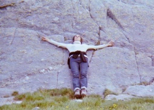 Amante della libertà vera, fatta di un profondo sentire del cuore, di Emiliana Razé e del suo amore per la montagna è eloquente l'immagine con le braccia spalancate alla vita scattata dal fratello Carlo nella Val des Meraveilles
