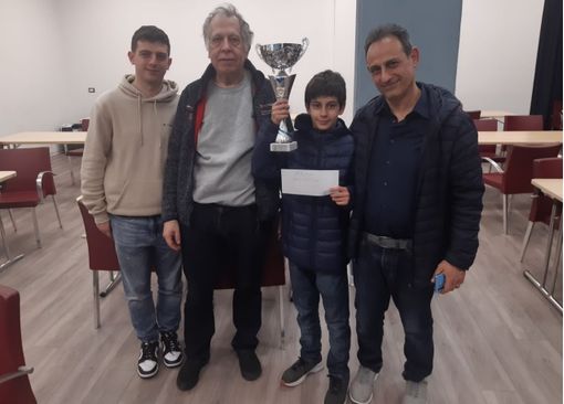 Da sinistra a destra:  il campione provinciale Simone Zerbin, l’istruttore FIDE Giorgio Degiorgis, il neo campione piemontese Simone Marletta e il vicepresidente del circolo Antonio Marletta