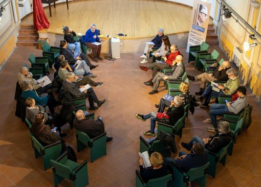 Lavoro, casa e nuove generazioni: a Neive il focus group della Fondazione Don Gianolio accende il dibattito sul futuro del territorio [FOTO]