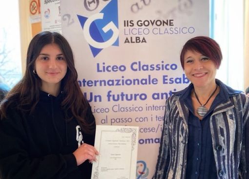 Gaia Capasso con la professoressa Elena Rolando, sua docente di latino e greco Gaia Capasso con la professoressa Elena Rolando, sua docente di latino e greco