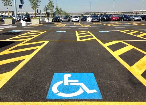 "Con quale diritto vandalizzare la mia auto lasciata nel posto riservato ai disabili?" "Con quale diritto vandalizzare la mia auto lasciata nel posto riservato ai disabili?"