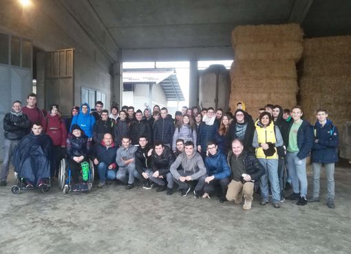 Gli studenti e gli insegnanti in visita all'azienda agricola La Fasenda dei fratelli Silvestro di Centallo