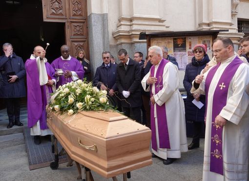 Una giovane vita spezzata troppo presto: strazio e lacrime a Bra ai funerali di Andrea Borgogno