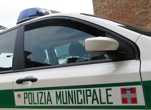 Litiga col vicino e tenta di investirlo in auto mentre urla “Allah akbar”