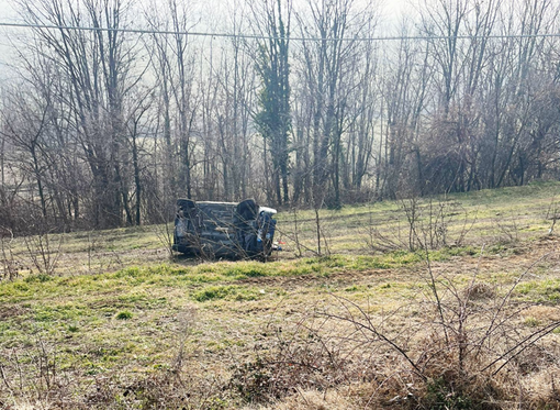 Auto si cappotta in frazione Buretto a Bene Vagienna