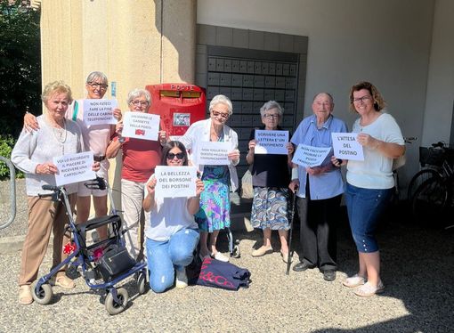 Saluzzo, ospiti del Tapparelli adottano al classica  buca rossa delle lettere presso la sede degli Uffici postali