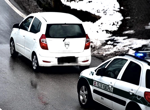 L'auto rubata con a bordo i due quindicenni viene inseguita dalla Municipale L'auto rubata con a bordo i due quindicenni viene inseguita dalla Municipale