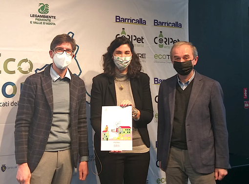 L'assessore Demaria e il sindaco Fogliato ricevono il riconoscimento di Legambiente per i risultati del Comune nella raccolta differenziata