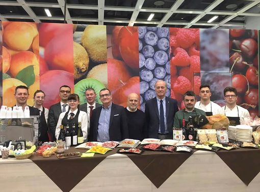 Berlino: dallo spazio espositivo del Piemonte allievi e insegnanti dell'Istituto Alberghiero di Mondovì-Barge con, da sinistra: Sergio Lasagna (Consorzio Nocciola Piemonte); Simone Bernardi (Lagnasco Group); Domenico Paschetta (Ortofruit Italia e Confcooperative Piemonte ); il consigliere regionale Maurizio Marello; Domenico Sacchetto (Aop Piemonte e Asprofrut) Berlino: dallo spazio espositivo del Piemonte allievi e insegnanti dell'Istituto Alberghiero di Mondovì-Barge con, da sinistra: Sergio Lasagna (Consorzio Nocciola Piemonte); Simone Bernardi (Lagnasco Group); Domenico Paschetta (Ortofruit Italia e Confcooperative Piemonte ); il consigliere regionale Maurizio Marello; Domenico Sacchetto (Aop Piemonte e Asprofrut)