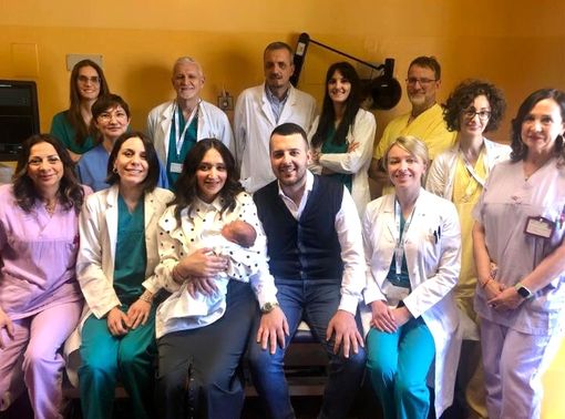 Mamma Federica, papà Domenico e il piccolo Renato con medici e infermieri del Mauriziano