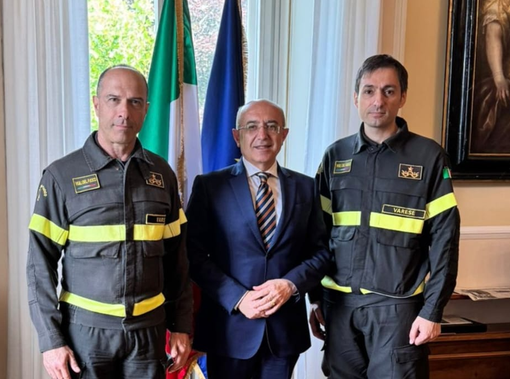 Nella foto il passaggio di consegne tra Abate e l’ingegner Ciro Bolognese, suo successore a Varese. Insieme a loro il prefetto di Varese Salvatore Rosario Pasquariello