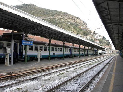 Odissea sul treno Ventimiglia-Cuneo-Torino: ritardi, stop forzati e notte da incubo per i passeggeri
