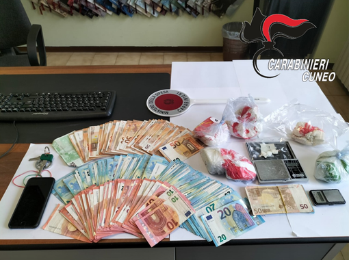 Fermato con un chilo di cocaina e otto mila euro. Arrestato un 20enne nell'albese