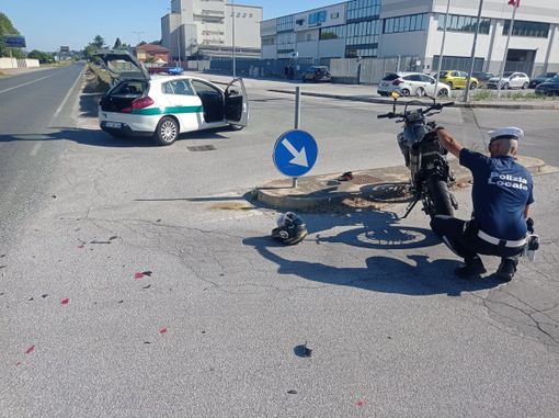 Scontro tra auto e moto in via Don Orione a Bra. Motociclista in ospedale Scontro tra auto e moto in via Don Orione a Bra. Motociclista in ospedale