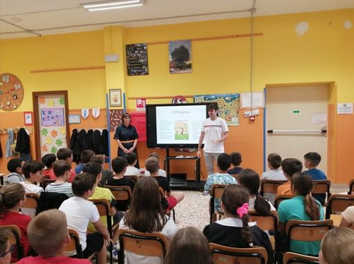 Simone Marengo e Camilla Olivero, due degli studenti premiati, presentano il loro lavoro alle Elementari di Grinzane Cavour