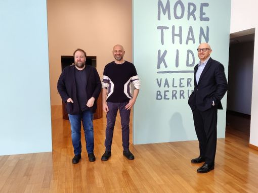Valerio Berruti, al centro, con Nicolas Ballario e Arturo Galansino durante l'anteprima tenuta questa mattina alla Fondazione Ferrero