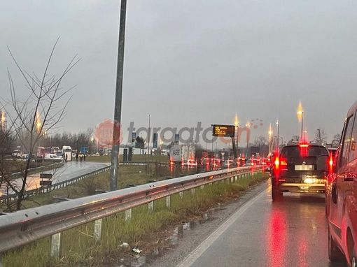 Si ribalta camioncino con cestello: lunghe code verso l'ingresso dell'autostrada di Mondovì