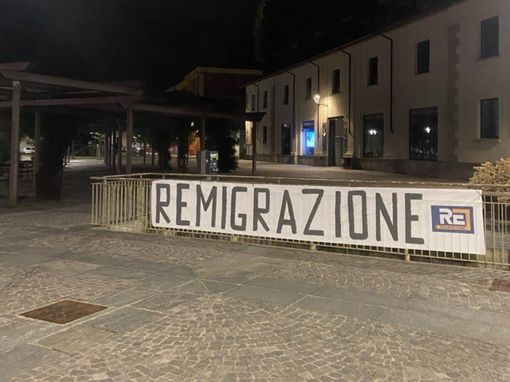 Uno degli striscioni del comitato Remigrazione e Riconquista comparsi in centro a Cuneo