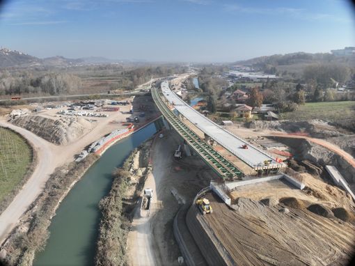 L'immagine del varo dell'ultimo ponte lo scorso novembre in vista del completamento dell'autostrada Asti-Cuneo e sua apertura integrale
