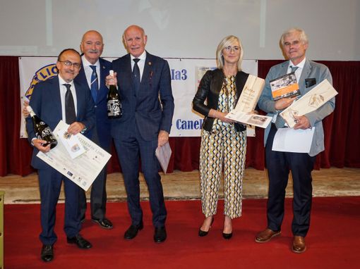Da sinistra Massimo Schilirò premiato per la prefazione alla riedizione de LA LUNA E I FALO di Cesare Pavese; Oscar Bielli Primo Vice Governatore e ideatore del premio; Claudio Sabattini, Governatore Distretto Lions 108 Ia3; Silvana Ormea, Assessore alla Cultura del comune di Sanremo; Mario Barenghi, presidente della Giuria Da sinistra Massimo Schilirò premiato per la prefazione alla riedizione de LA LUNA E I FALO di Cesare Pavese; Oscar Bielli Primo Vice Governatore e ideatore del premio; Claudio Sabattini, Governatore Distretto Lions 108 Ia3; Silvana Ormea, Assessore alla Cultura del comune di Sanremo; Mario Barenghi, presidente della Giuria