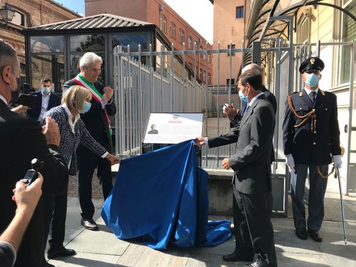 La Questura e una parte di piazza Torino intitolate a due poliziotti eroi, il capo della Polizia Gabrielli a Cuneo: "La memoria deve essere viva e improntare il nostro agire" (Foto)