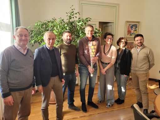 La Giunta di Bra riceve la fiaccola delle Universiadi di Torino 2025 La Giunta di Bra riceve la fiaccola delle Universiadi di Torino 2025