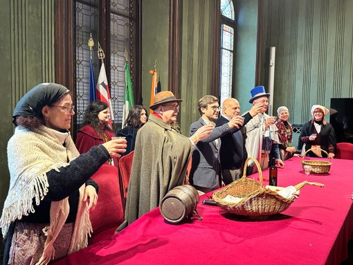 Alba: il sindaco Gatto ha accolto in Municipio le maschere del "Carlevé benéfich" Alba: il sindaco Gatto ha accolto in Municipio le maschere del "Carlevé benéfich"