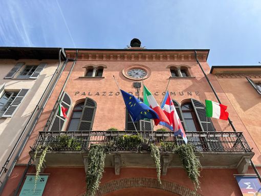 Alba: bandiere a mezz’asta per la scomparsa di Papa Francesco