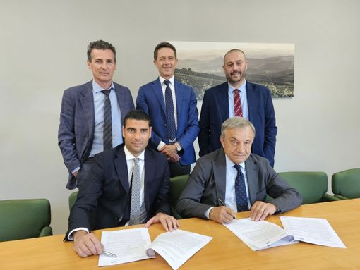 Nella foto Carmelo Romeo, direttore commerciale Retail della Direzione Regionale Piemonte Sud e Liguria di Intesa Sanpaolo, e il presidente dell’Aca Giuliano Viglione durante la firma dell’accordo. Con loro,Luigi Rizzo, specialista per l’innovazione di Intesa Sanpaolo, il direttore Aca Fabrizio Pace e Andrea Sanguineti, direttore Area Retail Cuneo Est di Intesa Sanpaolo