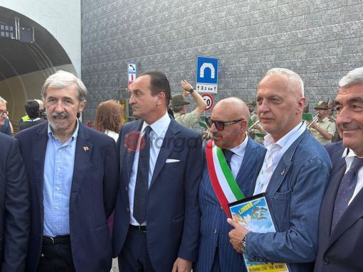 Il senatore Bergesio, secondo da destra al fianco del prefetto di Cuneo Savastano. Da sinistra il presidente della Regione Liguria Bucci, il governatore piemontese Cirio e il sindaco di Limone Piemonte Riberi