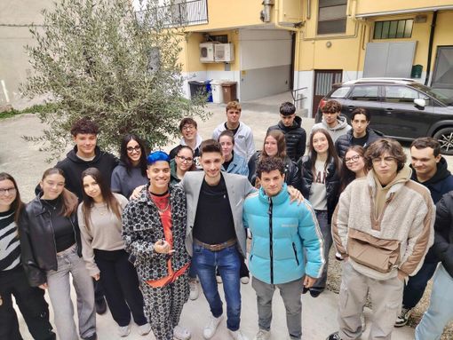 Al centro Frio, il presidente del Forum giovani di Alba, Filippo Currado, e  Lorydido