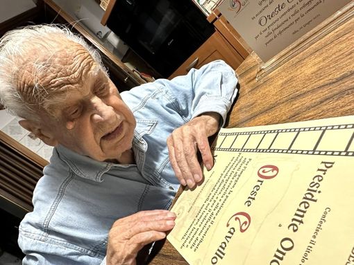 Un'immagine del giugno scorso, quando il professor Cavallo venne nominato presidente onorario del Gruppo Fotografo Albese, di cui era stato fondatore sessant'anni fa