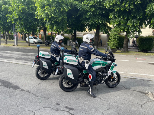 Bra, provocano un incidente e fuggono: individuati e denunciati dalla Polizia Locale